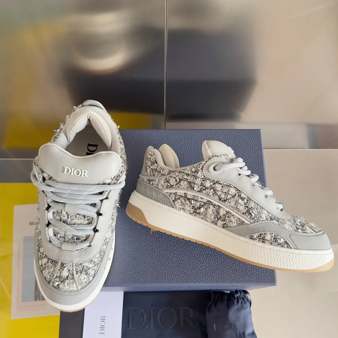 [DIOR] P: 820💰 Men's 39-44. (Male 38. 45. Customized) Dior Dior B9S series top version bread shoes casual sports shoes skate shoes original purchase development and production This new B9S skateboard sneakers are inspired by skateboarding and Dior's high-order spirit. Crafted from navy blue cotton tweed, the classic cannage pattern is reinterpreted with grained calfskin details in homage to Dior's savoir-faire. Padded tongue and technical fabric leg provide ideal comfort. Iconic details abound throughout the design, such as the Dior signature on the heel and tongue, cannage-patterned panels, and the rubber Dior Charm signature on the side inspired by the Dior logo. The rubber soles engraved with Oblique printing with a gradient effect are more refined and can add a high-end temperament to various looks. Exquisite packaging at the delivery counter🛍📦 ▪️Fabric: Original customized first-layer cowhide + tweed ▪️Inner lining: Customized breathable lining ▪️Outsole: Original open-molded anti-slip TPU material ▪️Sole thickness: 3.5CM.